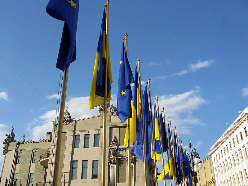 800px-Flagg_av_EU_og_Ukraina